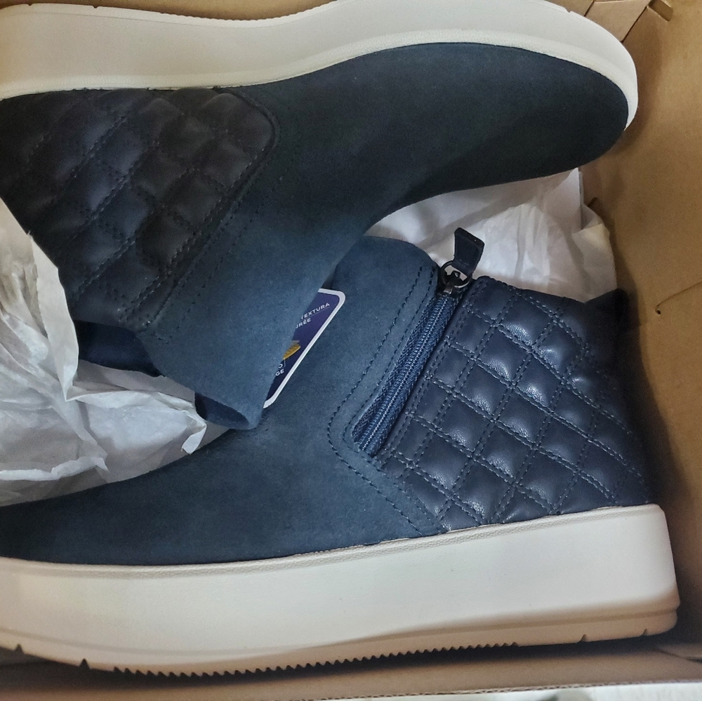 Clarks "cushion feel" booties